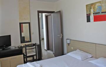 Фото номера Апартаменты с 3 спальнями Апарт-отели Tarsis Club - All Inclusive г. Солнечный Берег 11