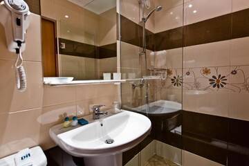 Фото номера Семейный люкс (для 2 взрослых и 2 детей) Курортные отели DIT Evrika Beach Club Hotel - All Inclusive г. Солнечный Берег 6