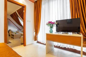 Фото номера Люкс с 1 спальней и балконом Отель Gold Pearl Hotel г. Солнечный Берег 3