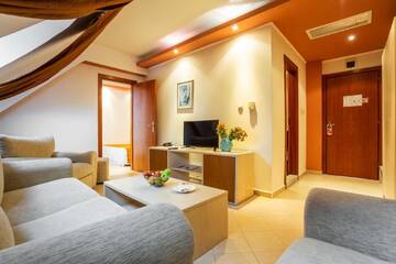 Фото номера Люкс с 1 спальней и балконом Отель Gold Pearl Hotel г. Солнечный Берег 2