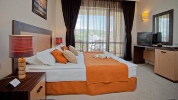 Фото номера Стандартный номер-студио Курортные отели DIT Majestic Beach Resort г. Солнечный Берег 5