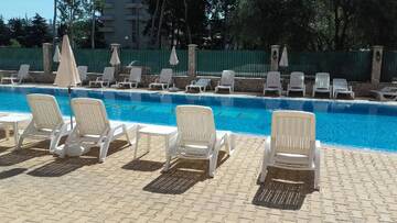 Фото номера Люкс эконом-класса с видом на бассейн - Первый этаж Апарт-отели Global Ville Apartcomplex г. Солнечный Берег 2