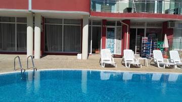 Фото номера Люкс эконом-класса с видом на бассейн - Первый этаж Апарт-отели Global Ville Apartcomplex г. Солнечный Берег 10