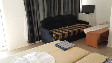 Фото номера Люкс эконом-класса с видом на бассейн - Первый этаж Апарт-отели Global Ville Apartcomplex г. Солнечный Берег 5