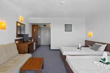 Фото номера Двухместный номер с 1 кроватью или 2 отдельными кроватями Отель Hotel Glarus Beach г. Солнечный Берег 17