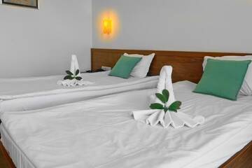 Фото номера Двухместный номер с 1 кроватью или 2 отдельными кроватями Отель Hotel Glarus Beach г. Солнечный Берег 14
