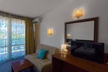 Фото номера Двухместный номер с 1 кроватью или 2 отдельными кроватями Отель Hotel Glarus Beach г. Солнечный Берег 19