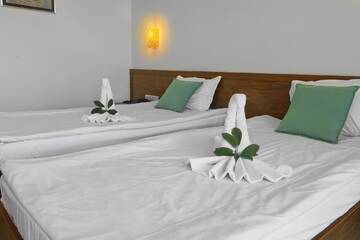 Фото номера Двухместный номер с 1 кроватью или 2 отдельными кроватями Отель Hotel Glarus Beach г. Солнечный Берег 8