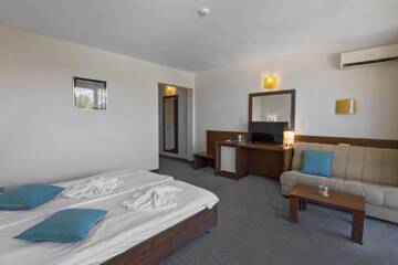 Фото номера Двухместный номер с 1 кроватью или 2 отдельными кроватями Отель Hotel Glarus Beach г. Солнечный Берег 9