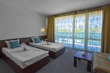 Фото номера Двухместный номер с 1 кроватью или 2 отдельными кроватями Отель Hotel Glarus Beach г. Солнечный Берег 6