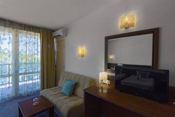 Фото номера Двухместный номер с 1 кроватью или 2 отдельными кроватями Отель Hotel Glarus Beach г. Солнечный Берег 7