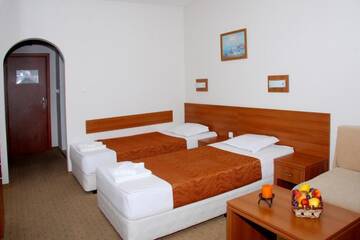 Фото номера Трехместный номер с балконом Отель Hotel Liani - All Inclusive г. Солнечный Берег 4