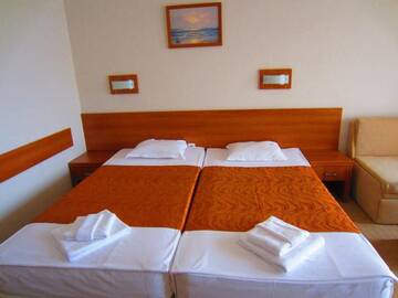 Фото номера Трехместный номер с балконом Отель Hotel Liani - All Inclusive г. Солнечный Берег 5