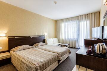 Фото номера Улучшенный двухместный номер с 2 отдельными кроватями Отель Hotel Kuban г. Солнечный Берег 2