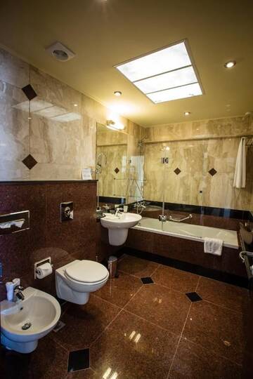 Фото номера Просторные апартаменты Делюкс - Прямой выход на пляж Виллы Helena VIP Villas and Suites - Half Board г. Солнечный Берег 5