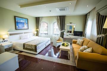 Фото номера Просторные апартаменты Делюкс - Прямой выход на пляж Виллы Helena VIP Villas and Suites - Half Board г. Солнечный Берег 11