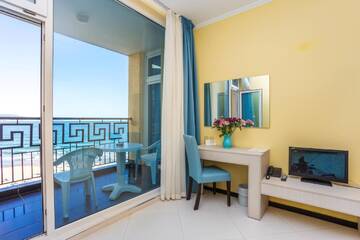 Фото номера Люкс с 1 спальней и балконом (для 2 взрослых + 2 детей) Отель Blue Pearl Hotel - Ultra All - Inclusive г. Солнечный Берег 7