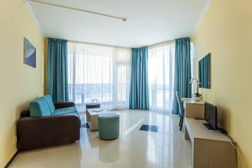 Фото номера Люкс с 1 спальней и балконом (для 2 взрослых + 2 детей) Отель Blue Pearl Hotel - Ultra All - Inclusive г. Солнечный Берег 6