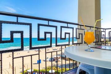 Фото номера Люкс с 1 спальней и балконом (для 2 взрослых + 2 детей) Отель Blue Pearl Hotel - Ultra All - Inclusive г. Солнечный Берег 9