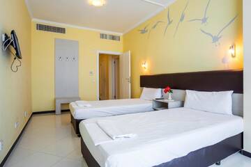 Фото номера Люкс с 1 спальней и балконом (для 2 взрослых + 2 детей) Отель Blue Pearl Hotel - Ultra All - Inclusive г. Солнечный Берег 2
