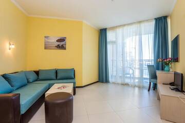 Фото номера Люкс с 1 спальней и балконом (для 2 взрослых + 2 детей) Отель Blue Pearl Hotel - Ultra All - Inclusive г. Солнечный Берег 10