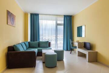 Фото номера Люкс с 1 спальней и балконом (для 2 взрослых + 2 детей) Отель Blue Pearl Hotel - Ultra All - Inclusive г. Солнечный Берег 13