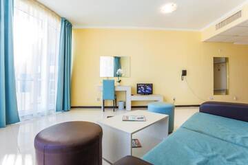 Фото номера Люкс с 1 спальней и балконом (для 2 взрослых + 2 детей) Отель Blue Pearl Hotel - Ultra All - Inclusive г. Солнечный Берег 14