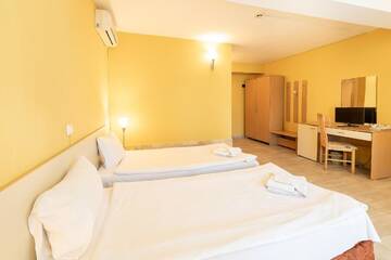 Фото номера Двухместный номер эконом-класса с 1 кроватью Отель Hotel Juli г. Солнечный Берег 4