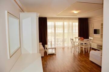 Фото номера Номер-студио Делюкс с видом на море Апарт-отели Golden Rainbow Beach Aparthotel г. Солнечный Берег 9