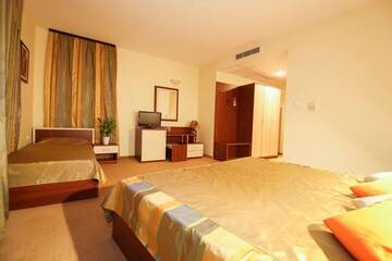 Фото номера Трехместный номер с балконом Отель Hotel Veris г. Солнечный Берег 4