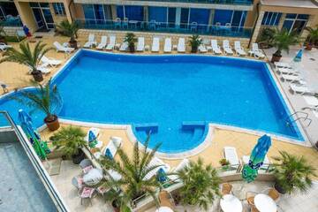 Фото номера Двухместный номер с 1 кроватью и видом на бассейн Отель Family Hotel Gallery г. Солнечный Берег 9