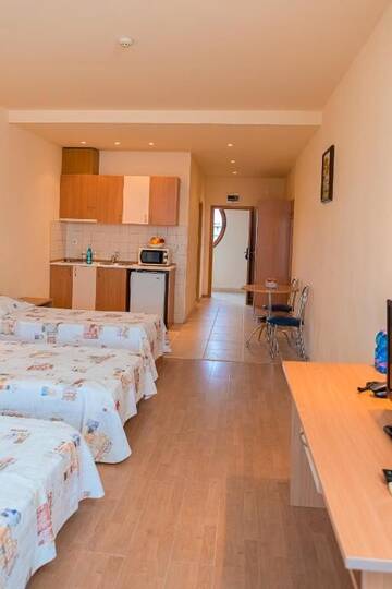 Фото номера Трехместный номер Отель Hotel Avenue г. Солнечный Берег 31
