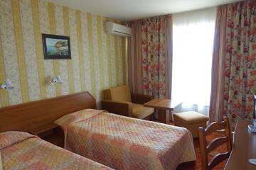 Фото номера Двухместный номер с 2 отдельными кроватями и балконом Отель Olymp Hotel г. Солнечный Берег 2