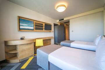 Фото номера Twin Room with Balcony - Free Minibar &amp;amp; Parking Отель HVD Club Bor - 24 Hours Ultra All Inclusive г. Солнечный Берег 4
