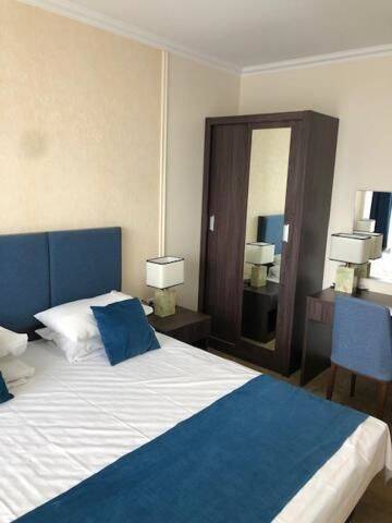 Фото номера Апартаменты с видом на бассейн Апарт-отели Aparthotel Poseidon г. Солнечный Берег 4