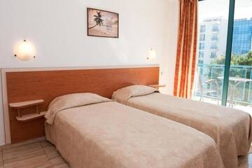 Фото номера Двухместный номер с 1 кроватью и балконом Апарт-отели Colosseum 2 Aparthotel г. Солнечный Берег 6