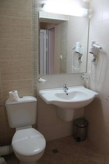 Фото номера Трехместный номер с балконом Отель Karlovo Hotel г. Солнечный Берег 6