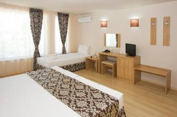 Фото номера Трехместный номер с балконом Отель Karlovo Hotel г. Солнечный Берег 4
