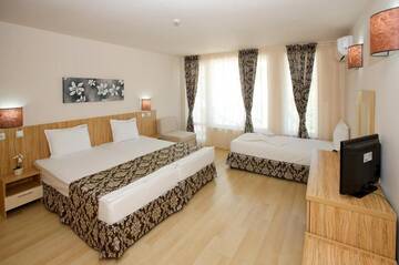 Фото номера Трехместный номер с балконом Отель Karlovo Hotel г. Солнечный Берег 2