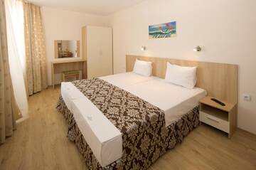 Фото номера Семейный номер с балконом Отель Karlovo Hotel г. Солнечный Берег 4