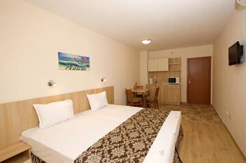 Фото номера Семейный номер с балконом Отель Karlovo Hotel г. Солнечный Берег 7