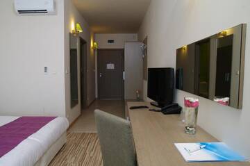 Фото номера Двухместный номер с 1 кроватью и балконом Отель Aqua Nevis Hotel &amp; Aqua Park - All Inclusive г. Солнечный Берег 26